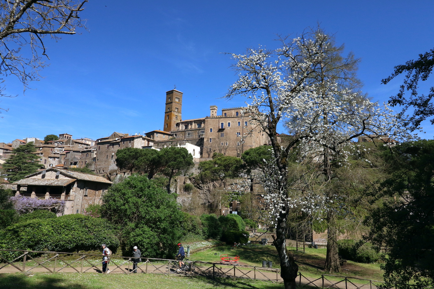 Pasquetta a Sutri 2026: boom di visitatori tra parco archeologico ed eventi musicali