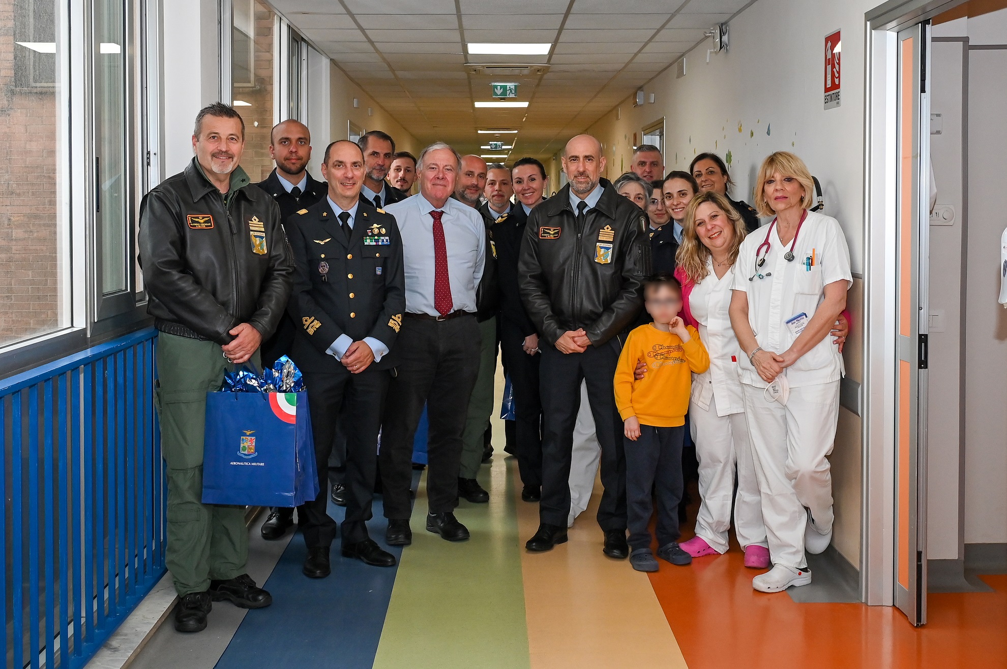 Latina, il personale del Presidio Aeronautico in visita nel reparto di Pediatria del Goretti