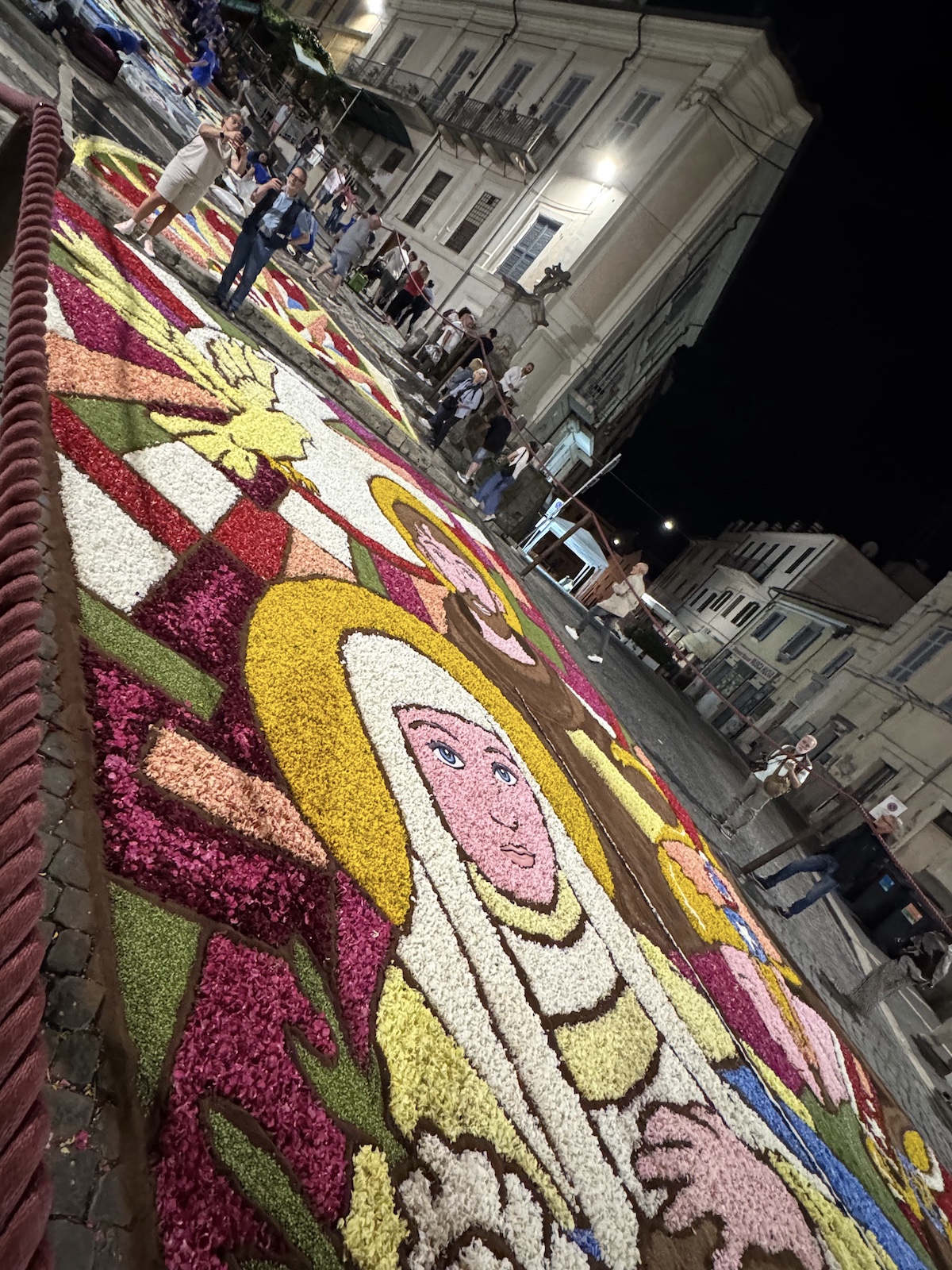 Genzano, al via la 248esima Infiorata: un tappeto di petali celebra gli 80 anni della Repubblica
