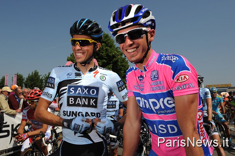 FAU007.JPG - Franck Faugere - LaPresse08 05 2011 AlbasportGiro d'Italia Seconda Tappanella foto: Alberto Contador (esp) saxo bank sungard - Marco Marzano (ita) lampreFranck Faugere - LaPresse08 05 2011 ParmaGiro d'Italia second stagein the photo: Alberto Contador (esp) saxo bank sungard - Marco Marzano (ita) lampre
