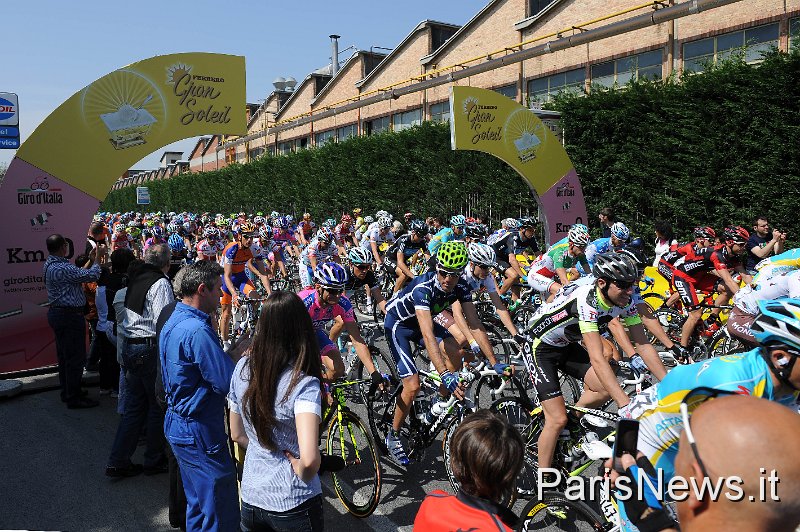 FAU021.JPG - Franck Faugere - LaPresse08 05 2011 AlbasportGiro d'Italia Seconda Tappanella foto: partenzaFranck Faugere - LaPresse08 05 2011 ParmaGiro d'Italia second stagein the photo: start