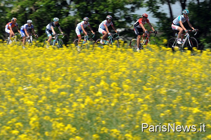 FAU022.JPG - Franck Faugere - LaPresse08 05 2011 AlbasportGiro d'Italia Seconda Tappanella foto: la garaFranck Faugere - LaPresse08 05 2011 ParmaGiro d'Italia second stagein the photo: the race