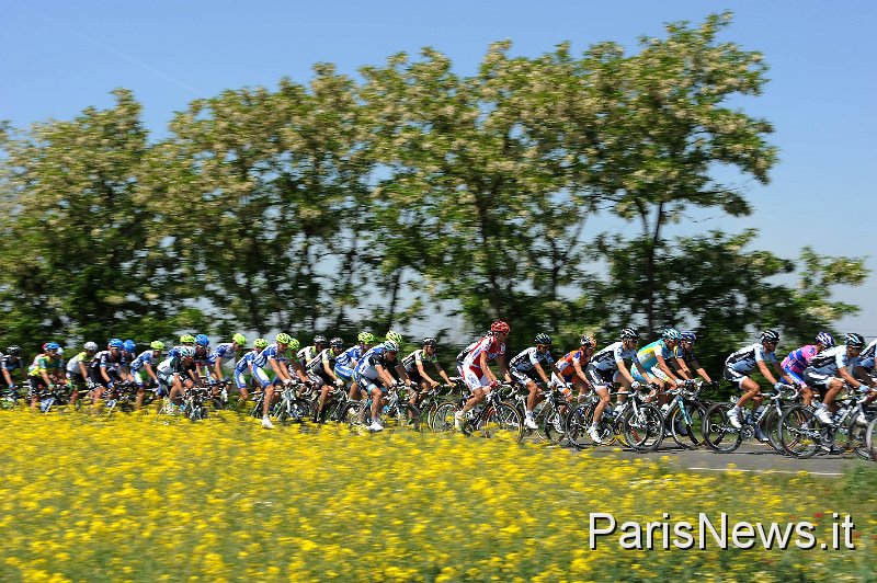 FAU026.JPG - Franck Faugere - LaPresse08 05 2011 AlbasportGiro d'Italia Seconda Tappanella foto: la garaFranck Faugere - LaPresse08 05 2011 ParmaGiro d'Italia second stagein the photo: the race