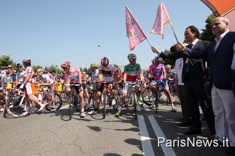 giro_secondatappa40.jpg - Foto : Daniele Badolato / Lapresse07/05/2011 AlbaGiro d'Italia 2011 - Seconda TappaNella foto la partenzaPhoto : Daniele Badolato / Lapresse07/05/2011 AlbaGiro d'Italia 2011 - Second StageIn the picture the start