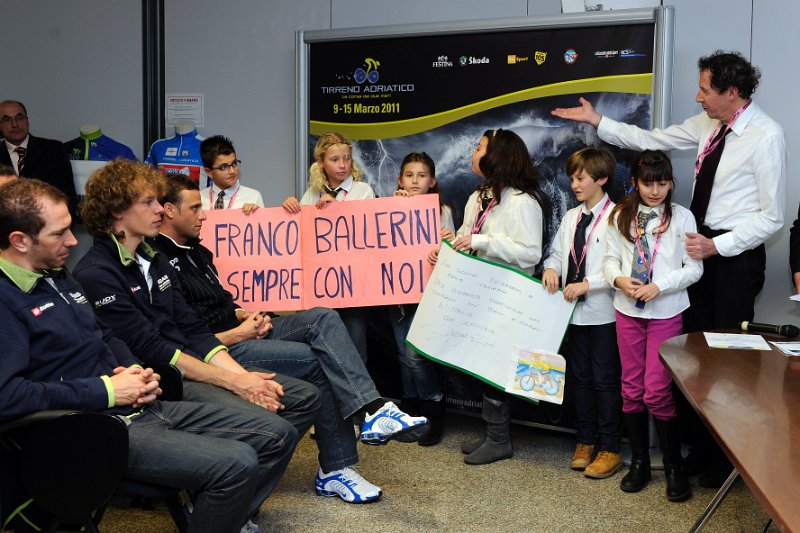_GM12155.JPG - Â© Gian Mattia D'Alberto/LaPresse08-02-2011 Carrarainternipresentazione della gara di ciclismo Tirreno - Adriatico 2011nella foto: il sindaco di Carrara Angelo Zubbani, Mauro Vegni, Direttore Operativo di RCS Sport, dal C.T. della Nazionale italiana di ciclismo Paolo Bettini e dal Comandante della Cap. di Porto di Marina di Carrara, Capitano di Fregata Filippo MariniÂ© Gian Mattia D'Alberto/LaPresse08-02-2011 CarraraCycling race Tirreno - Adriatico 2011in the photo: Carrara's mayor Angelo Zubbani, Mauro Vegni, RCS Sport, Italian's Cycling coach Paolo Bettini, Capitano di Fregata Filippo Marini