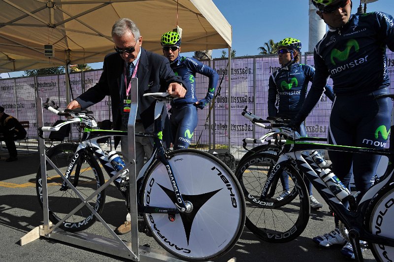 _GM31669.JPG - Gian Mattia D'Alberto - LaPresse09 03 2011 Marina di Carrara MSsport ciclismocorsa ciclistica "Tirreno Adriatico"nella foto: i giudici mentre pesano la biciclettaGian Mattia D'Alberto - LaPresse09 03 2011  Marina di Carrara"Tirreno Adriatico" Cycling racein the picture: the jude controls the bike's weight
