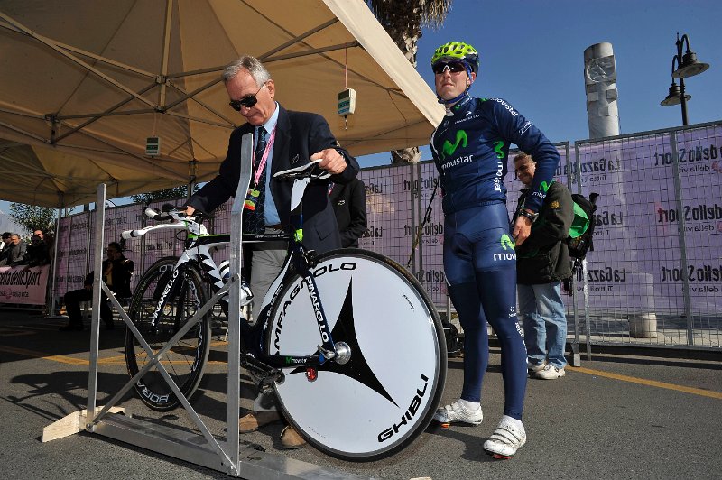 _GM31678.JPG - Gian Mattia D'Alberto - LaPresse09 03 2011  Marina di Carrara MSsport ciclismocorsa ciclistica "Tirreno Adriatico"nella foto: i giudici mentre pesano la biciclettaGian Mattia D'Alberto - LaPresse09 03 2011  Marina di Carrara"Tirreno Adriatico" Cycling racein the picture: the jude controls the bike's weight