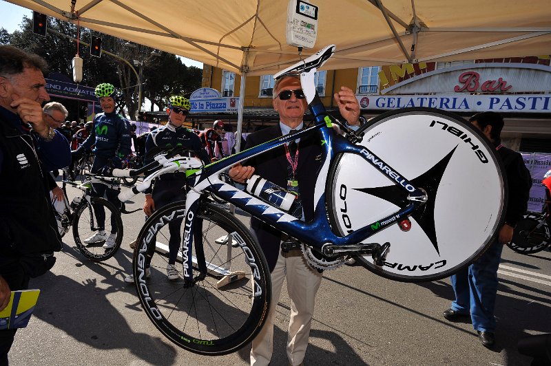 _GM31690.JPG - Gian Mattia D'Alberto - LaPresse09 03 2011  Marina di Carrara MSsport ciclismocorsa ciclistica "Tirreno Adriatico"nella foto: i giudici mentre pesano la biciclettaGian Mattia D'Alberto - LaPresse09 03 2011 Marina di Carrara"Tirreno Adriatico" Cycling racein the picture: the jude controls the bike's weight