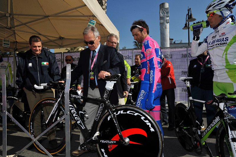 _GM31711.JPG - Gian Mattia D'Alberto - LaPresse09 03 2011 Marina di Carrara MSsport ciclismocorsa ciclistica "Tirreno Adriatico"nella foto: i giudici mentre pesano la biciclettaGian Mattia D'Alberto - LaPresse09 03 2011 Marina di Carrara"Tirreno Adriatico" Cycling racein the picture: the jude controls the bike's weight