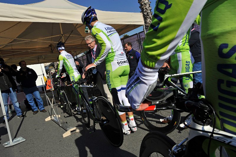 _GM31717.JPG - Gian Mattia D'Alberto - LaPresse09 03 2011 Marina di Carrara MSsport ciclismocorsa ciclistica "Tirreno Adriatico"nella foto: i giudici mentre pesano la biciclettaGian Mattia D'Alberto - LaPresse09 03 2011 Marina di Carrara"Tirreno Adriatico" Cycling racein the picture: the jude controls the bike's weight