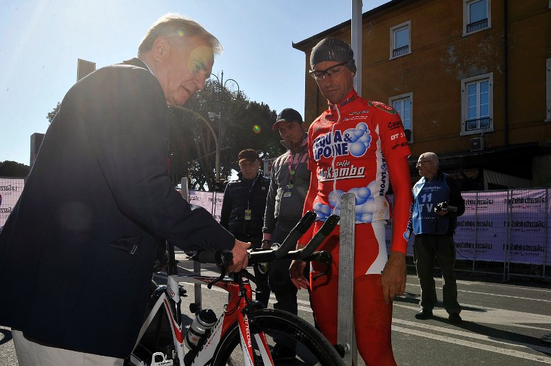 _GM31735.JPG - Gian Mattia D'Alberto - LaPresse09 03 2011 Marina di Carrara MSsport ciclismocorsa ciclistica "Tirreno Adriatico"nella foto: i giudici mentre pesano la biciclettaGian Mattia D'Alberto - LaPresse09 03 2011 Marina di Carrara"Tirreno Adriatico" Cycling racein the picture: the jude controls the bike's weight