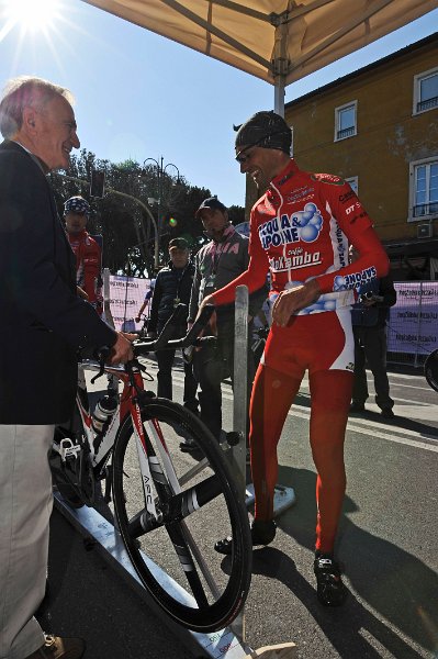 _GM31736.JPG - Gian Mattia D'Alberto - LaPresse09 03 2011 Marina di Carrara MSsport ciclismocorsa ciclistica "Tirreno Adriatico"nella foto: i giudici mentre pesano la biciclettaGian Mattia D'Alberto - LaPresse09 03 2011 Marina di Carrara"Tirreno Adriatico" Cycling racein the picture: the jude controls the bike's weight