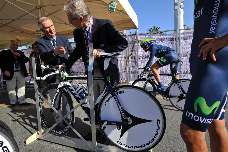 _GM31790.JPG - Gian Mattia D'Alberto - LaPresse09 03 2011 Marina di Carrara MSsport ciclismocorsa ciclistica "Tirreno Adriatico"nella foto: i giudici mentre pesano la biciclettaGian Mattia D'Alberto - LaPresse09 03 2011 Marina di Carrara"Tirreno Adriatico" Cycling racein the picture: the jude controls the bike's weight