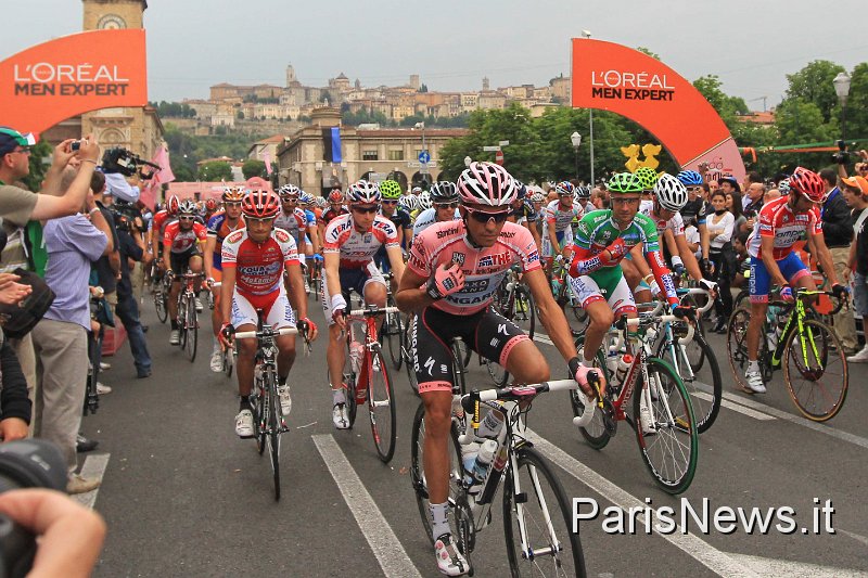 BUD15889.JPG - Daniele Badolato - LaPresse27 05 2011 BergamosportGiro d'Italia diciannovesima tappanella foto: la partenzaDaniele Badolato  - LaPresse27 05 2011 BergamoGiro d'Italia nineteeenth stagein the photo: start