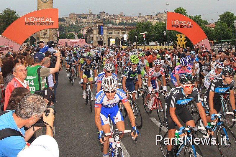 BUD15913.JPG - Daniele Badolato - LaPresse27 05 2011 BergamosportGiro d'Italia diciannovesima tappanella foto: la partenzaDaniele Badolato  - LaPresse27 05 2011 BergamoGiro d'Italia nineteeenth stagein the photo: start